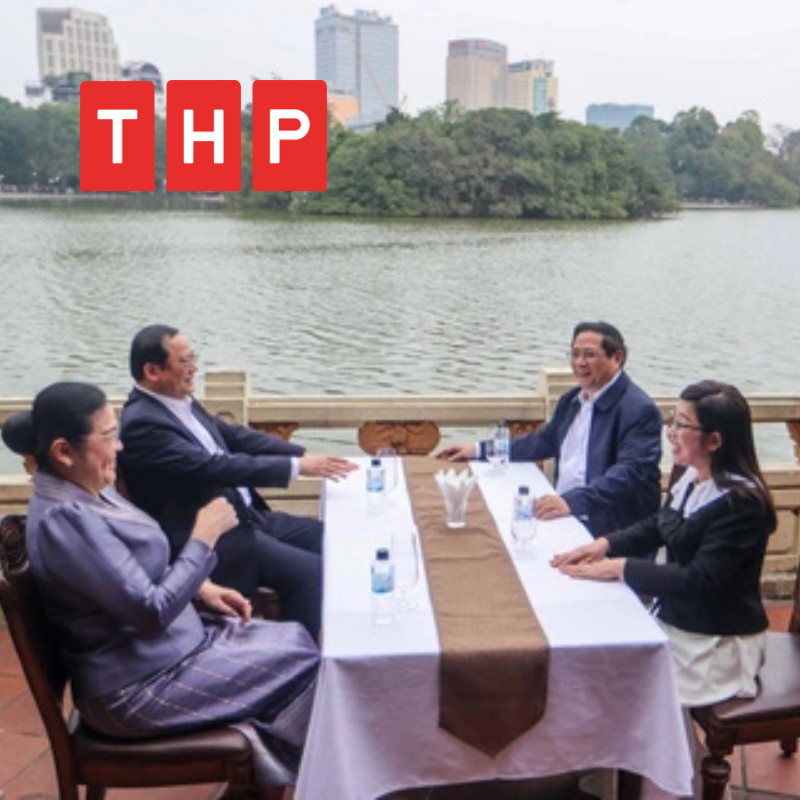 Hai Thủ tướng Việt Nam và Lào tham quan, uống cà phê bên hồ Hoàn Kiếm