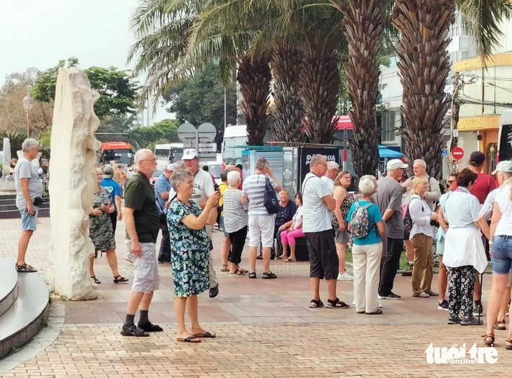 Du lịch nghỉ lễ mùa nóng cần chú ý ăn uống, chống nắng thế nào?