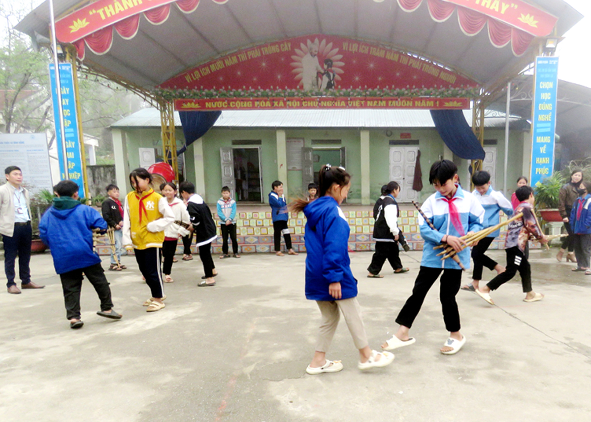 Đem tình yêu văn hóa dân tộc đến với trường học