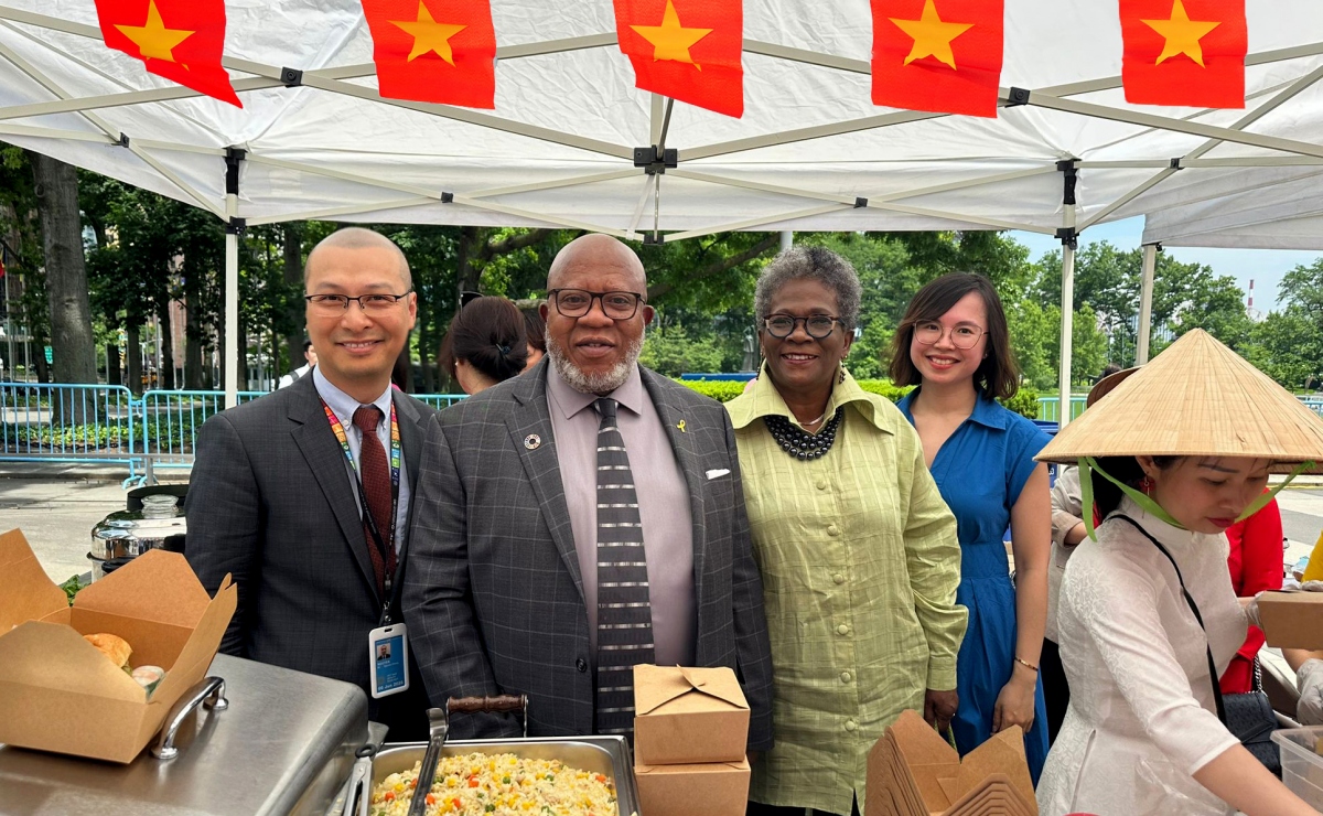 Gian hàng Việt Nam “hút khách” tại Hội chợ Văn hóa – Ẩm thực LHQ 2024