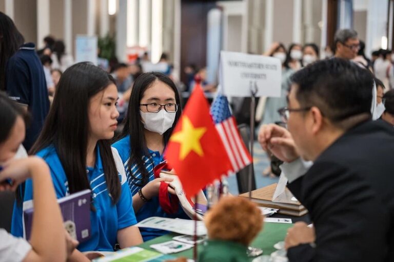 Mỹ khôi phục phỏng vấn visa cho du học sinh