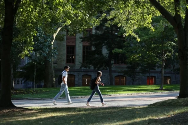 my-chan-du-hoc-sinh-xin-thi-thuc-ke-o-nuoc-khac